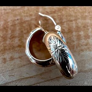 14k gold hoop earring with starburst